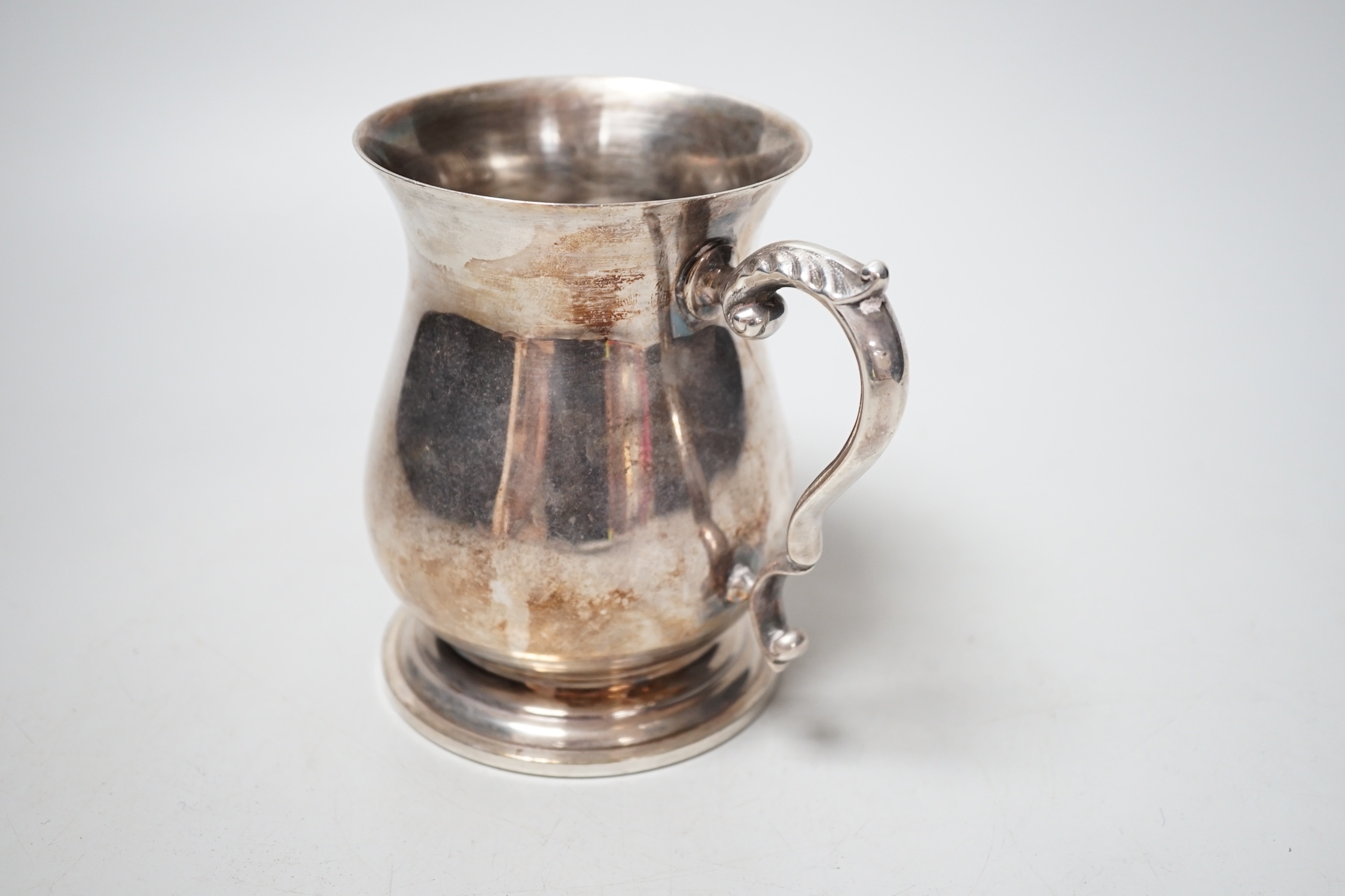 An Elizabeth II silver baluster pint mug, maker DMS, London, 1977,height 12.2cm, 11.9oz.